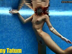 tiffany rubia perfecto botín redondo adolescente nada bajo el agua y se desnuda