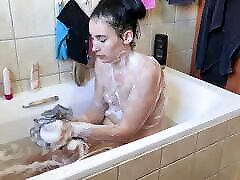 Big mom ganmbang small boobs slut enjoys a warm soapy bath, close ups