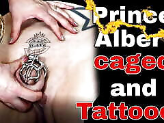 démonstration de perçage de cage de chasteté rigide avec un nouveau tatouage desclave dominatrice dominatrice bdsm milf belle-mère