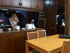 азиатское японское порно горячая девушка трахается с дилдо во время