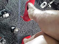 Being misS A very hor girl playing whit my legs in red heels