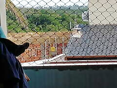 моя жена выставляет свои сиськи напоказ на балконе перед рабочим