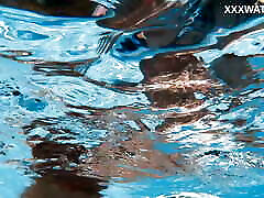 कैंडी लाइसियस एक सुंदर हंगेरियन तैराकी नग्न है