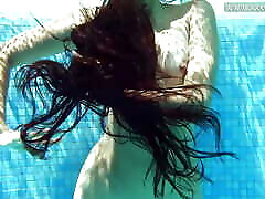 游泳池裸体主义者行动由性感的拉丁女孩安德烈娜