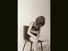 femme amateur maja se touchant sur une chaise