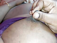 तमिल पत्नी पूर्ण मूड में और स्तन और निपल्स को छूने के लिए कराह रही