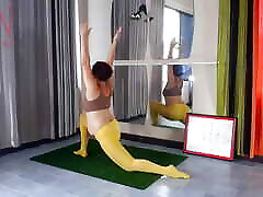 雷吉娜诺尔。 瑜伽在黄色紧身衣做瑜伽在健身房。 一个没有内裤的女孩正在做瑜伽。 2