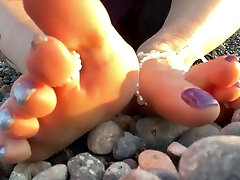 समुद्र तट पर मालकिन लारा से पैर बुत - गहने में सही पैर की उंगलियों