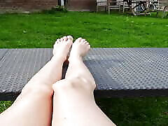 日光浴，因为我性感的毛茸茸的腿和脚可以使用一些颜色