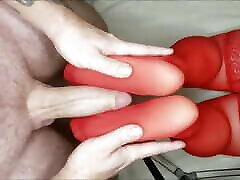 ножки в красных чулочках дрочат член, пытаясь получить сперму