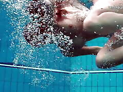 nata szilva, una adolescente húngara, muestra su destreza en la natación