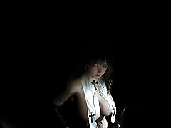 कोरियाई सौंदर्य से अर्ध-अंधेरे में निजी नृत्य - सेक्सी नन पोशाक में 3 डी हेनतई