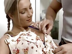 una hermosa rubia adolescente alemana es follada por dos médicos cachondos