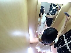 fotografia personale ragazza dai capelli neri x baby-faced che controlla i vestiti nel camerino, filmandola segretamente.657