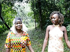 lesbische teenager der ebenholzparty beim afrikanischen musikfestival treffen sich nach einem tollen rave im freien