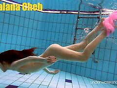 el talento de natación de la adolescente checa roxalana brilla intensamente