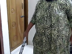 在打扫房间的时候，巴基斯坦旅馆的女仆一位客人被她的大屁股和大胸脯引诱，然后在阴部上操了她的屁股