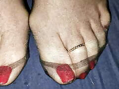 تقدیر در انگشتان پا قرمز با حلقه در twcavuz pornosu شلواری سیاه و سفید