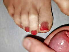sperma sul nylon rosso unghie dei piedi