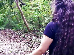 pour mes amoureux du pipi. pisser en marchant dans la forêt. extérieur