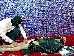 симпатичная индийская девушка делает массаж всего тела, дрочит пальцами и жестко трахается с горячим парнем