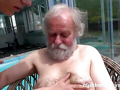 пожилой мужчина сосет свежую сперму твинка для клубных парней