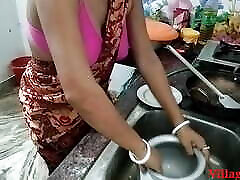 небесно-голубое сари индийской жены трахается на кухне в девар ке саат