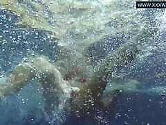 kittina submerges se stessa in a il caldo piscina