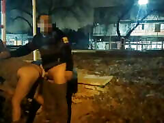 सार्वजनिक दृश्यरतिक में सड़क कमबख्त में नग्न चमकती लड़की और पुलिस द्वारा पकड़ा