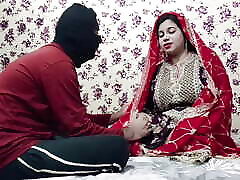 сексуальная индийская невеста дези со своим мужем в первую брачную ночь