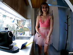 सोलो गर्ल हॉट टैटू फूहड़ एक पारदर्शी स्कर्ट और पैंटीलेस के साथ लियोन लैम्बर्ट दृश्य में पोर्न शूटिंग के लिए तैयार करती है