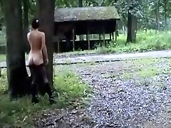 nue avec un voyeur sur une air dautoroute