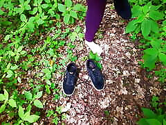 шлепанье босыми ногами по сиськам в общественном лесу