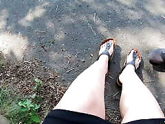 прогулка на публике - прогулка моими маленькими грязными ножками