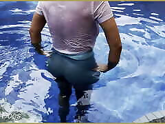 la femme devient sans soutien-gorge dans un défi exhibitionniste public dans une piscine publique
