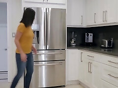 krissy lynn & zoe bloom en getting dirty with the maid-twistyshard