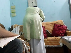 Desi Super-steamy Maid ko choda salary bhadwane ke chakkar me
