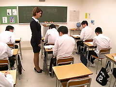 hermosa maestra usada como juguete sexual - una hermosa maestra sádica, usa a sus estudiantes como juguetes sexuales sin