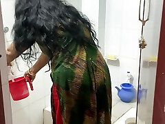 fui al baño y comencé a follarme a mi hermanastra