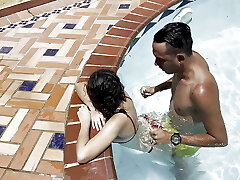 pareja extranjera pillada follando en el agua