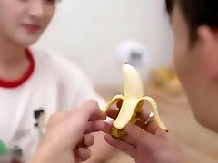表哥诱操表妹，拿香蕉诱她做爱，奶子雪白逼超嫩，先口交后无套内射，麻豆传媒林予曦 国产剧情AV 台湾SWAG 喷水瑶 蒂法 猫先生探花爱奇艺