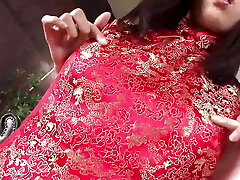 热女孩插科打诨在一个硬的阴茎然后骑它硬在椅子上