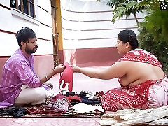Desi Brassiere and Panty Salesman Bade Bade Dudhwali Gao ki Chhori Ko Boulder-holder ke badale Chod Diya Maje Lekar ( Hindi Audio )
