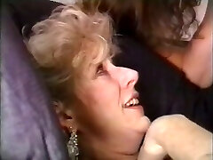 पुराने गर्म सुनहरे बालों वाली लड़की उसे अठारह साल पुराने दोस्त