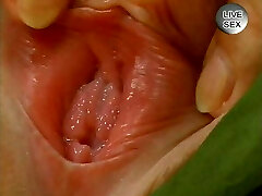 Blonde erst rasieren dann das Spielzeug in die Fotze 