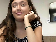 junge brunette mit festen titten haelt ohne widerspruch den hintern beim ficken hin