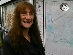 Aged ugly slut pokes her swollen pussy with big masturbator