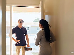 Curvy Latina wifey cheats on her husband with the cable guy