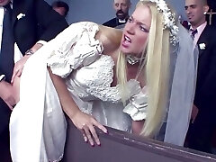 Blonde slut wants a last threeway before wedding