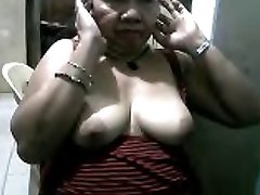 FILIPINA GRANNY MARIVIC 58  Demonstrating ME HER BOOBS ON Web Cam!
